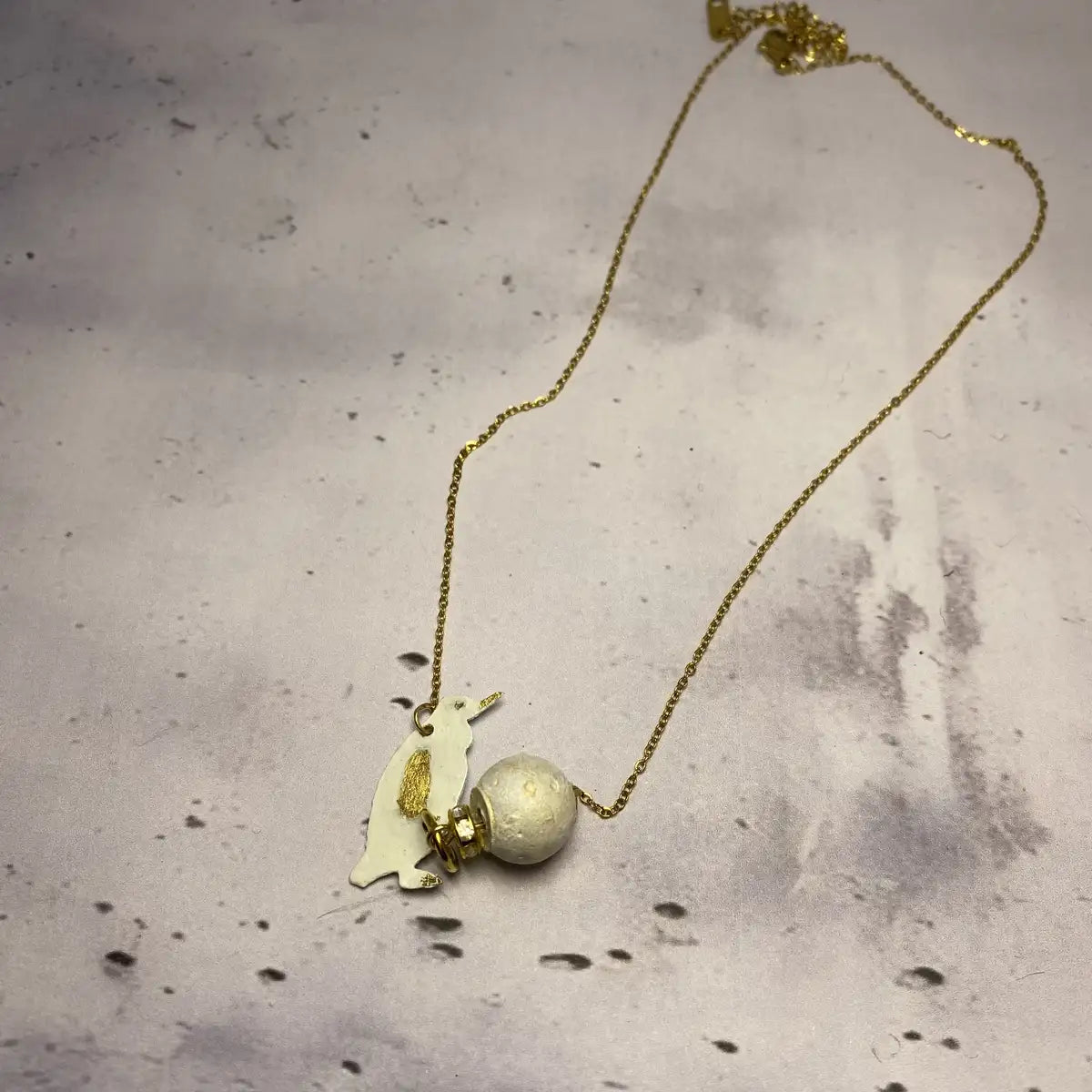 Collier PinguiLove – Pendentif en laiton & perle béton Une Lueur de Bonheur