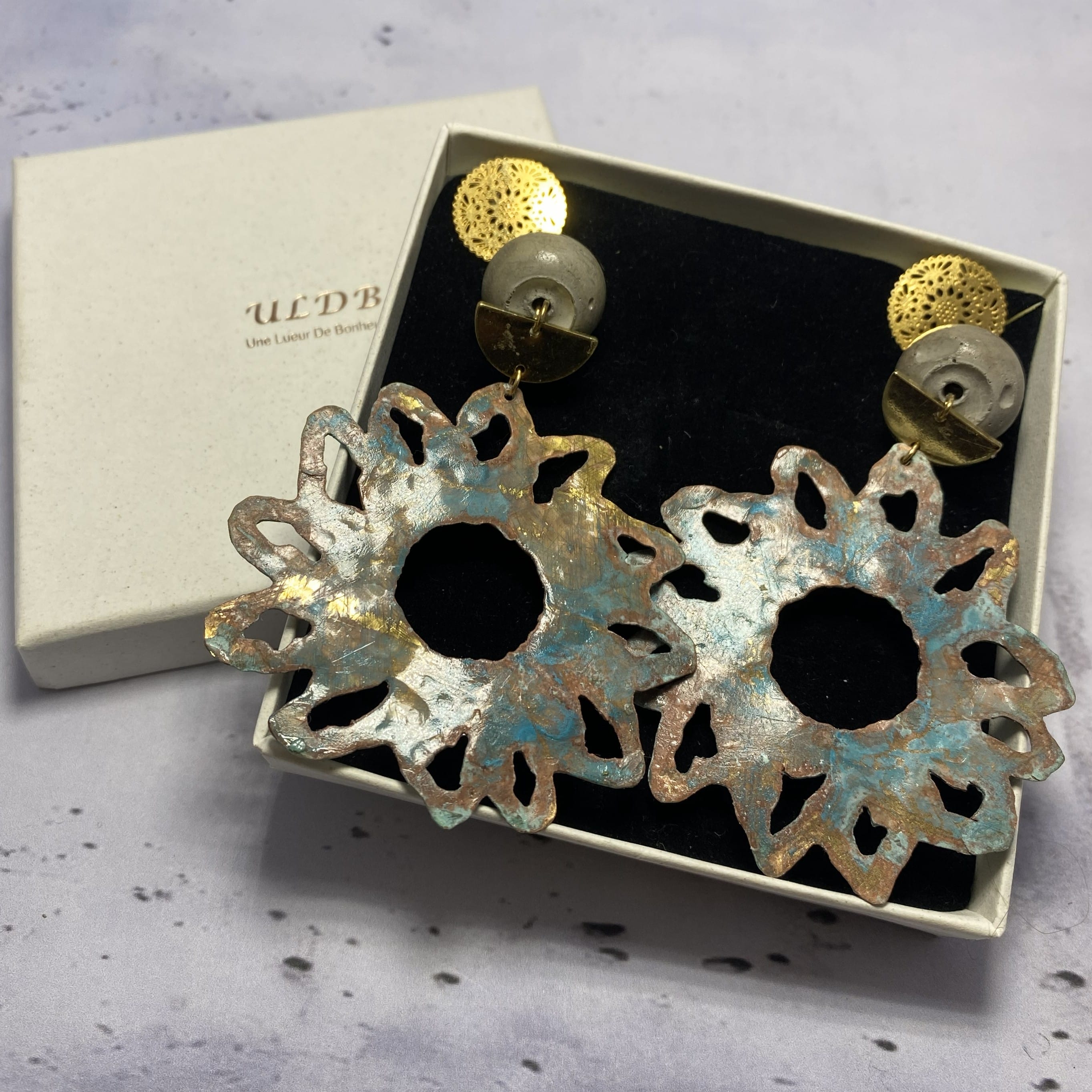 Boucles Solarys – Béton & Laiton Oxydé Une Lueur de Bonheur