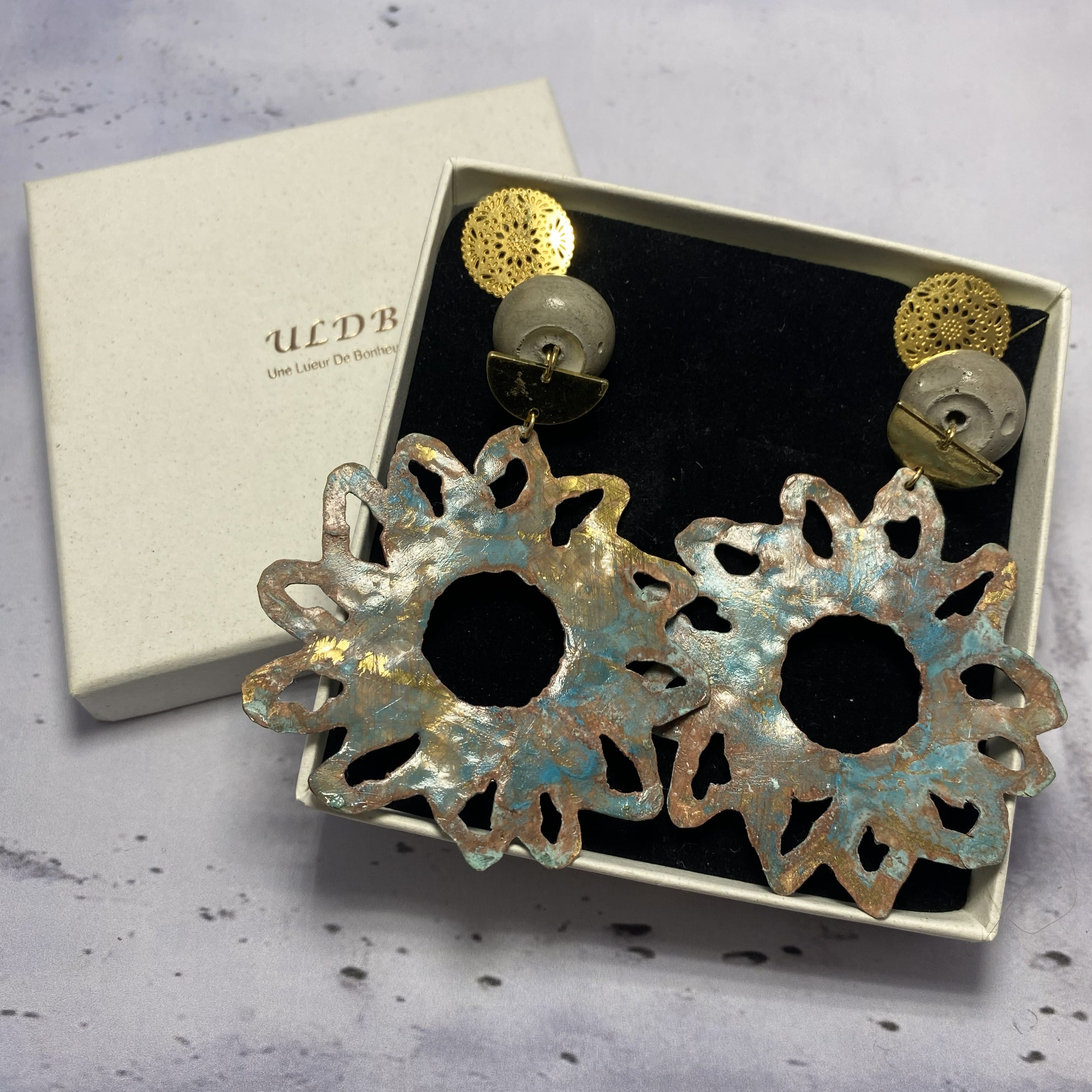 Boucles Solarys – Béton & Laiton Oxydé Une Lueur de Bonheur