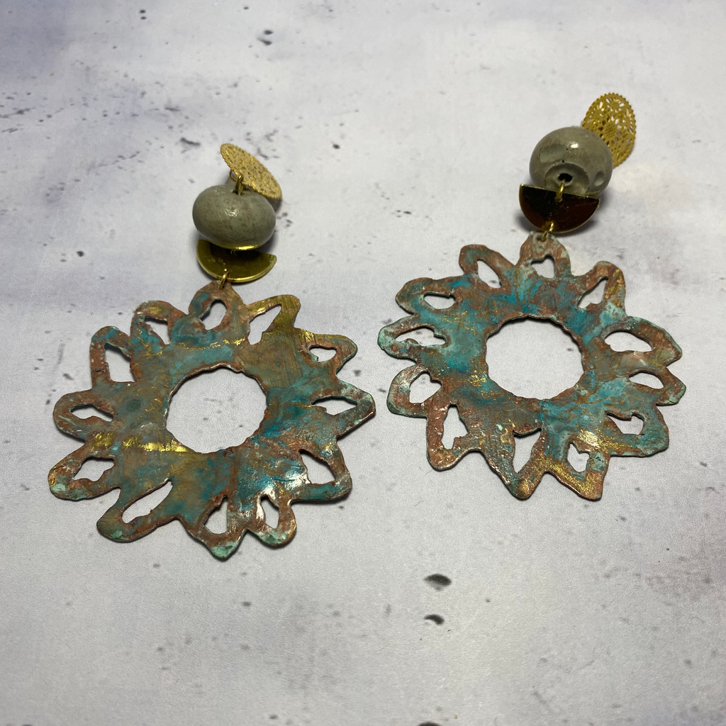 Boucles Solarys – Béton & Laiton Oxydé Une Lueur de Bonheur