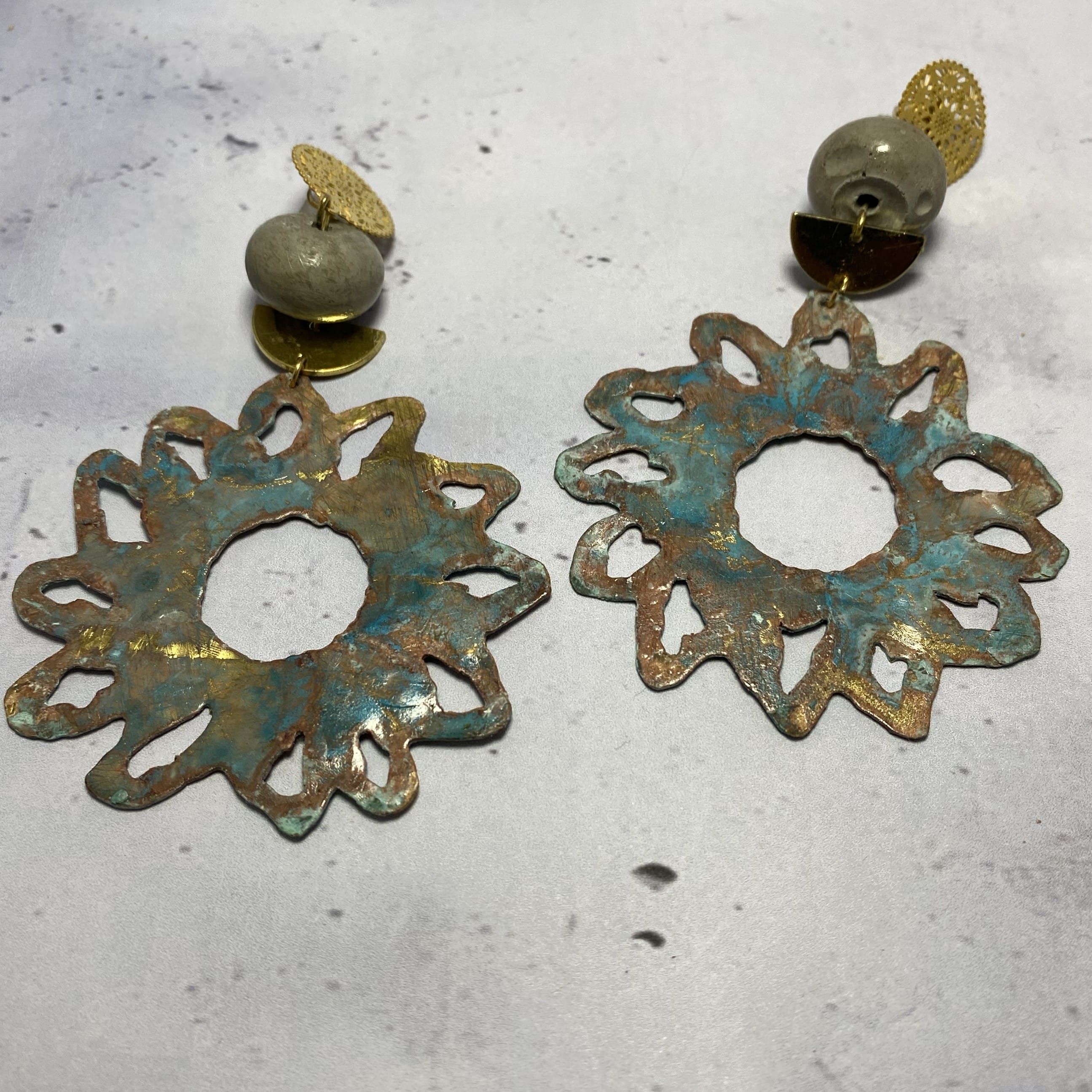 Boucles Solarys – Béton & Laiton Oxydé Une Lueur de Bonheur