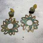 Boucles Solarys – Béton & Laiton Oxydé Une Lueur de Bonheur