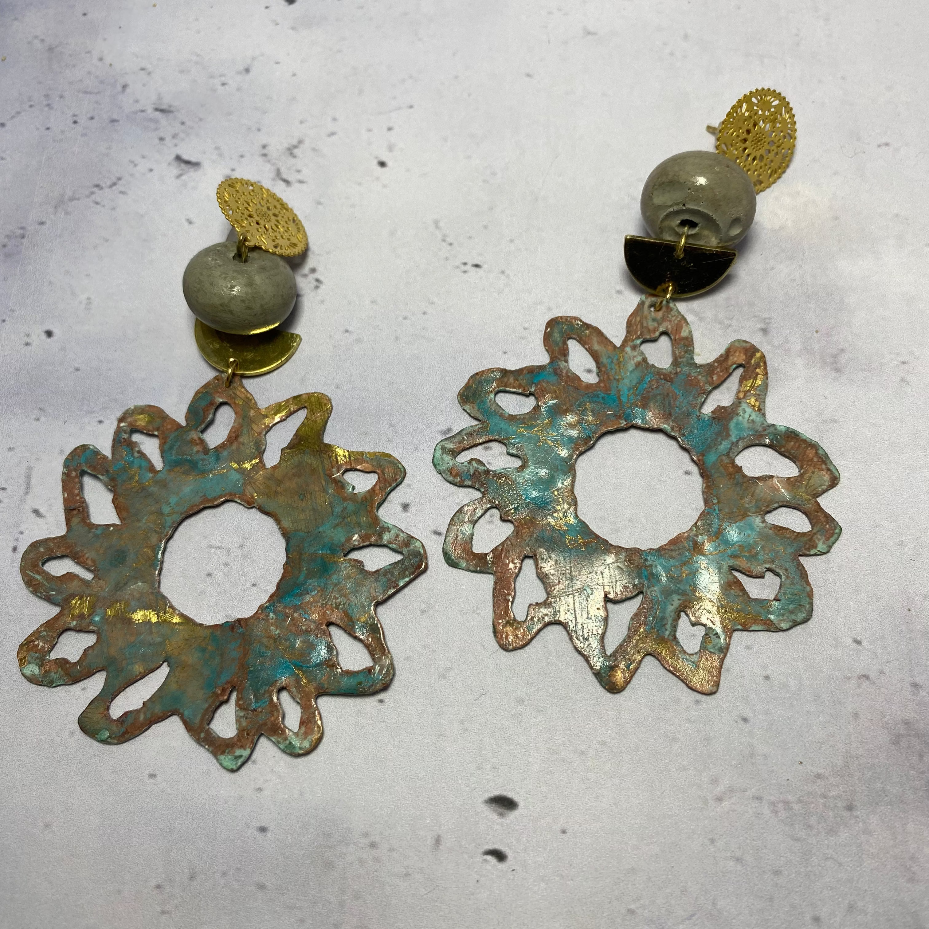 Boucles Solarys – Béton & Laiton Oxydé Une Lueur de Bonheur