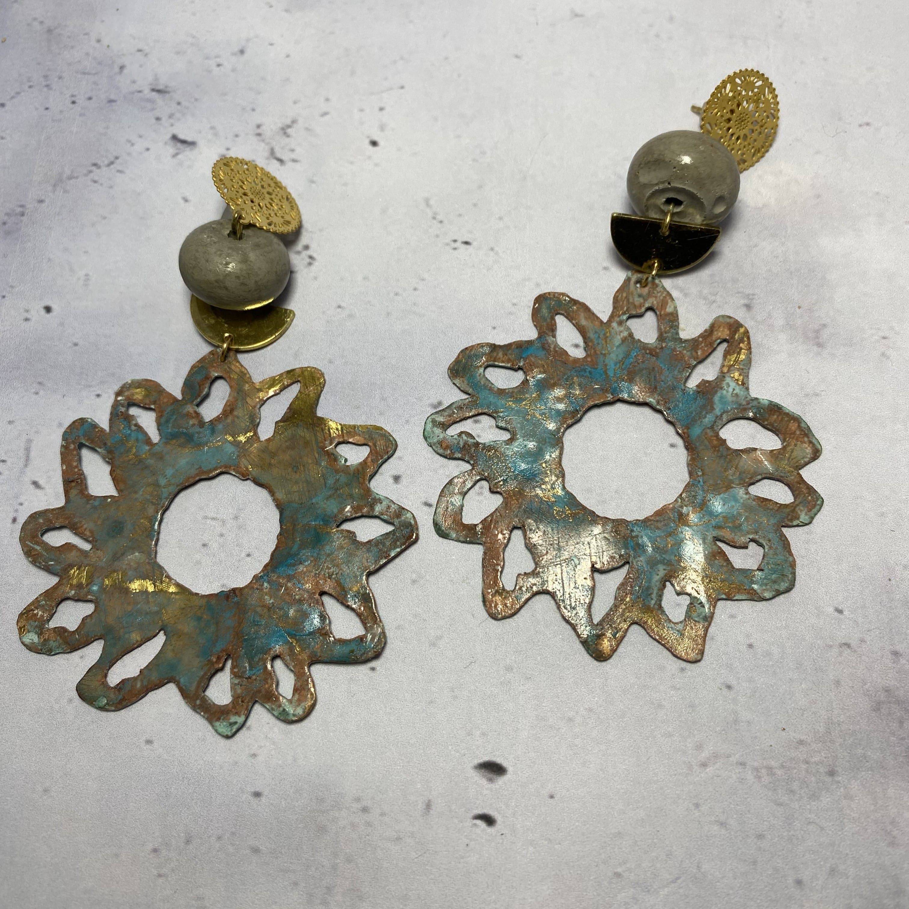 Boucles Solarys – Béton & Laiton Oxydé Une Lueur de Bonheur