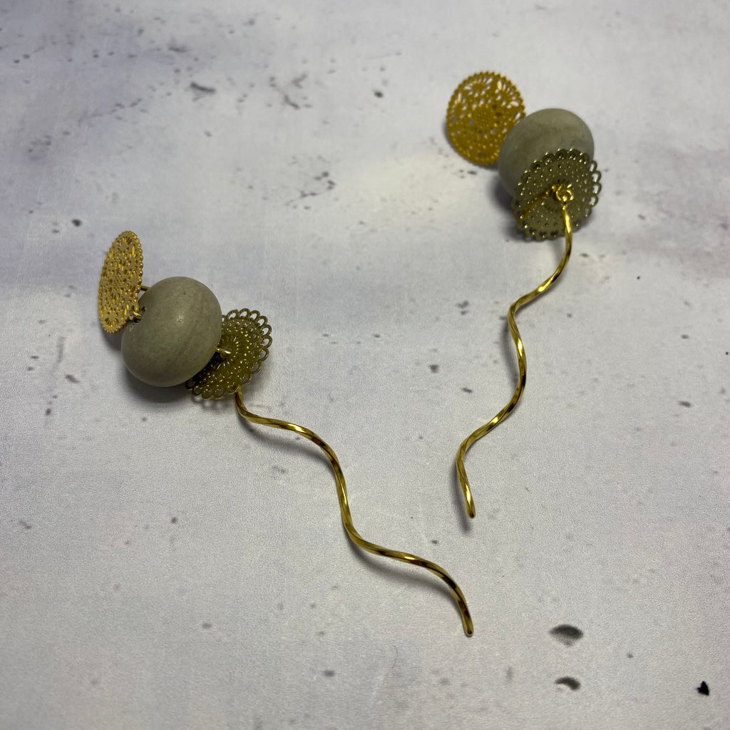 Boucles d’oreilles Onde d’Or – Béton & acier doré
