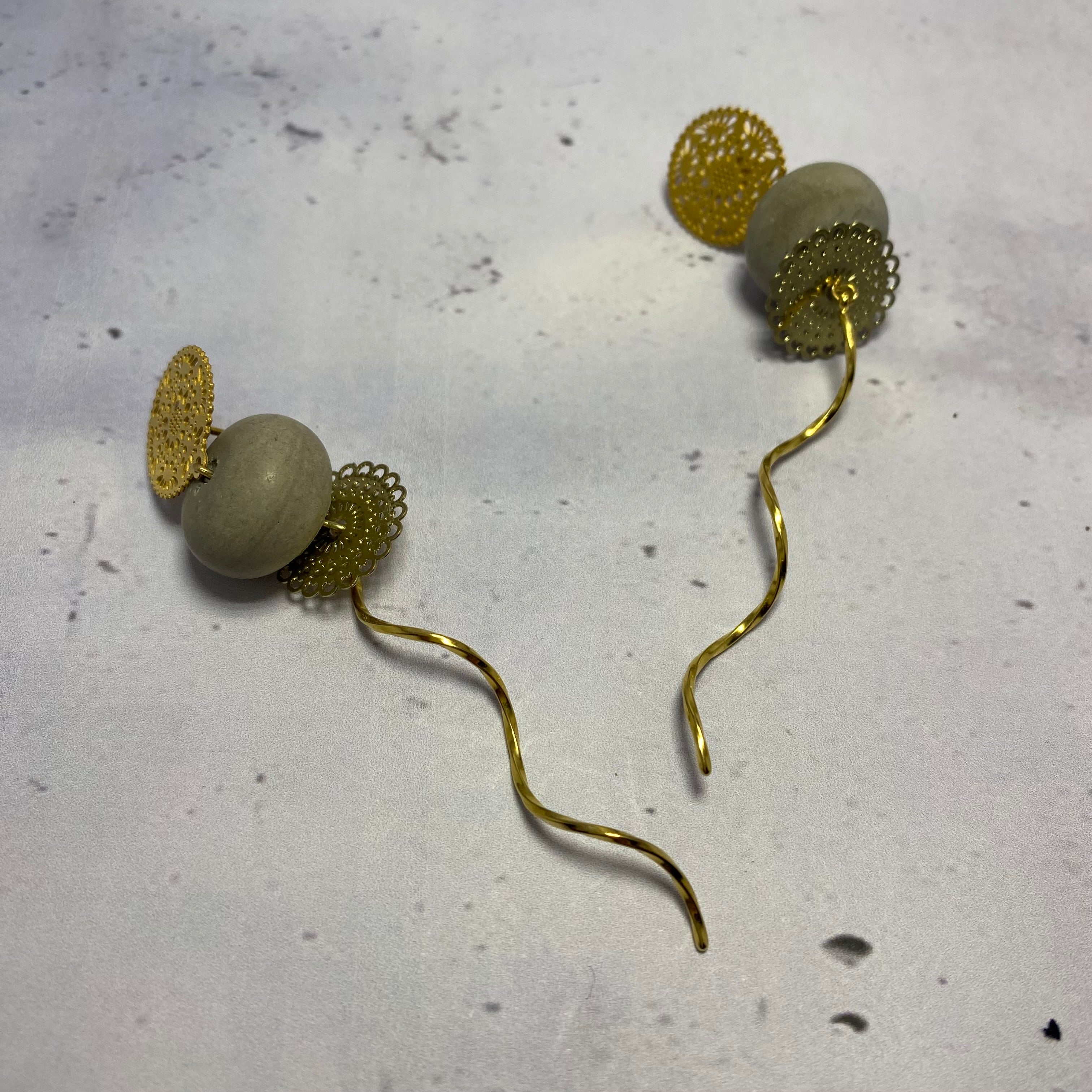 Boucles d’oreilles Onde d’Or – Béton & acier doré