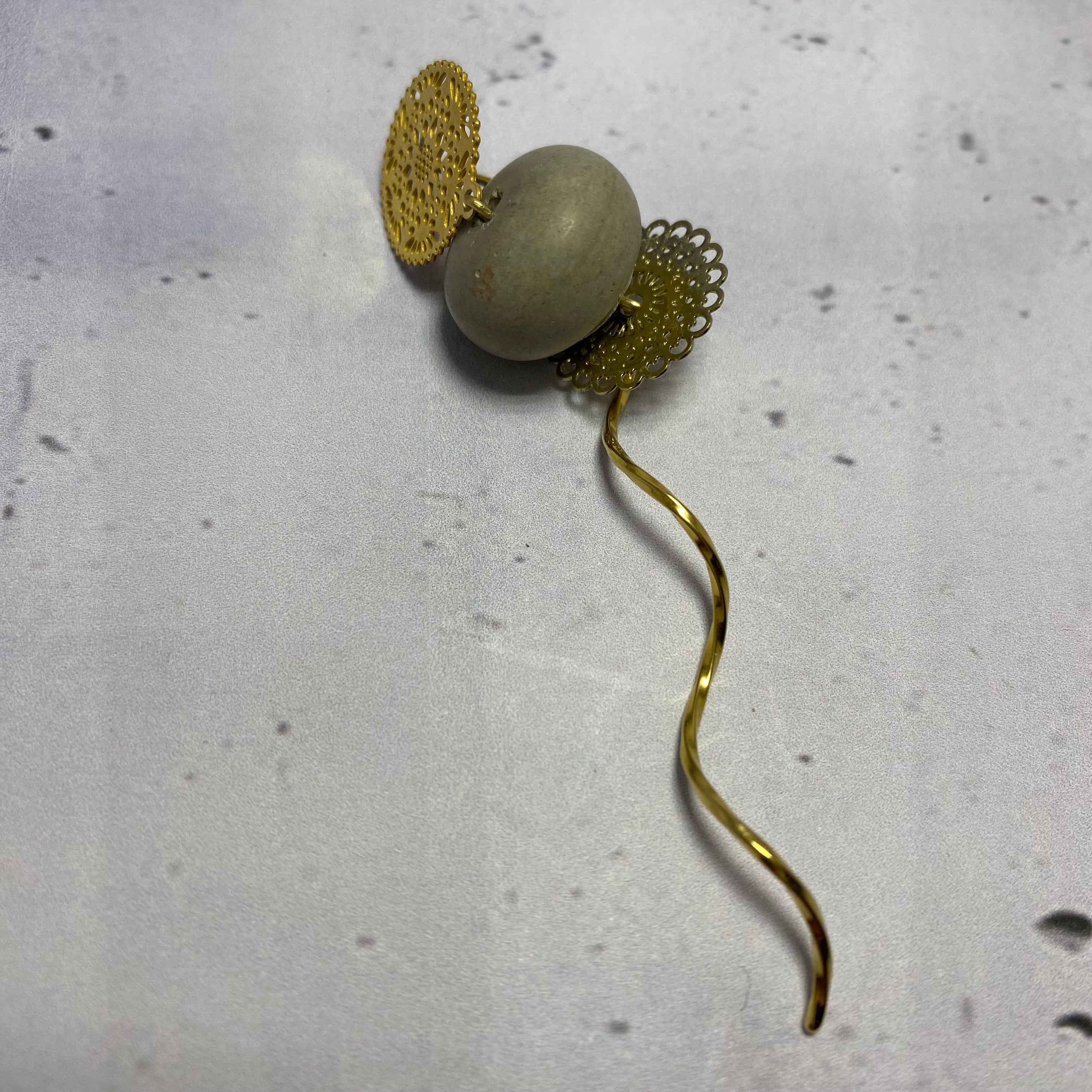 Boucles d’oreilles Onde d’Or – Béton & acier doré