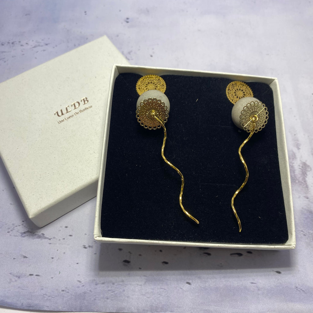 Boucles d’oreilles Onde d’Or – Béton & acier doré