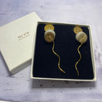 Boucles d’oreilles Onde d’Or – Béton & acier doré