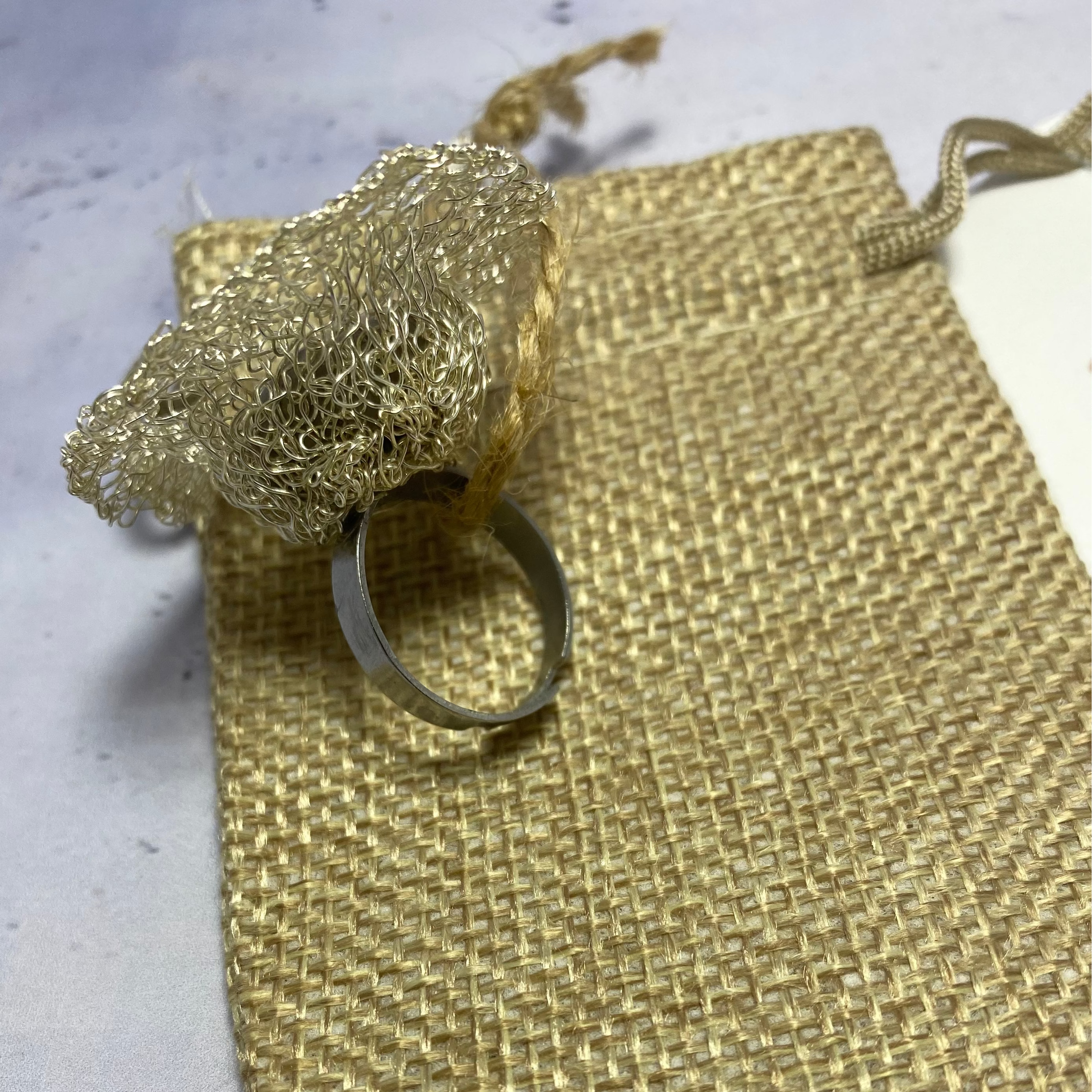 Bague Floralis – Béton & Fil métalique argent Une Lueur de Bonheur