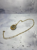 Collier Étreinte Dorée – Béton & Fil Métalique
