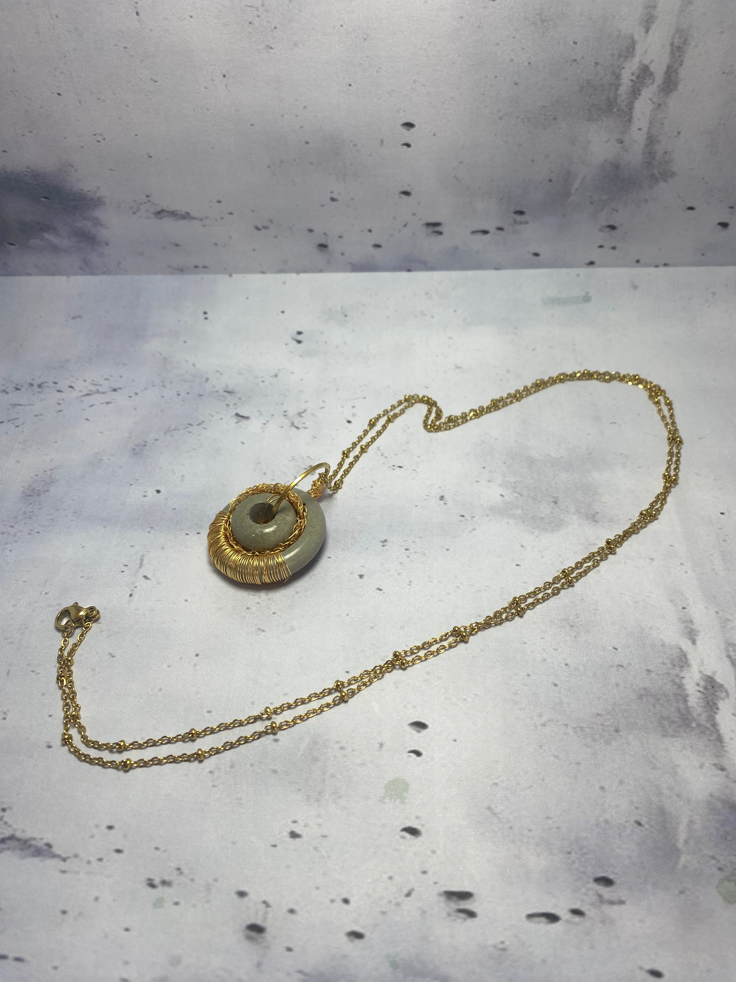 Collier Étreinte Dorée – Béton & Fil Métalique