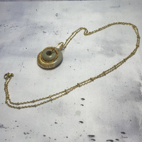 Collier Étreinte Dorée – Béton & Fil Métalique Une Lueur de Bonheur