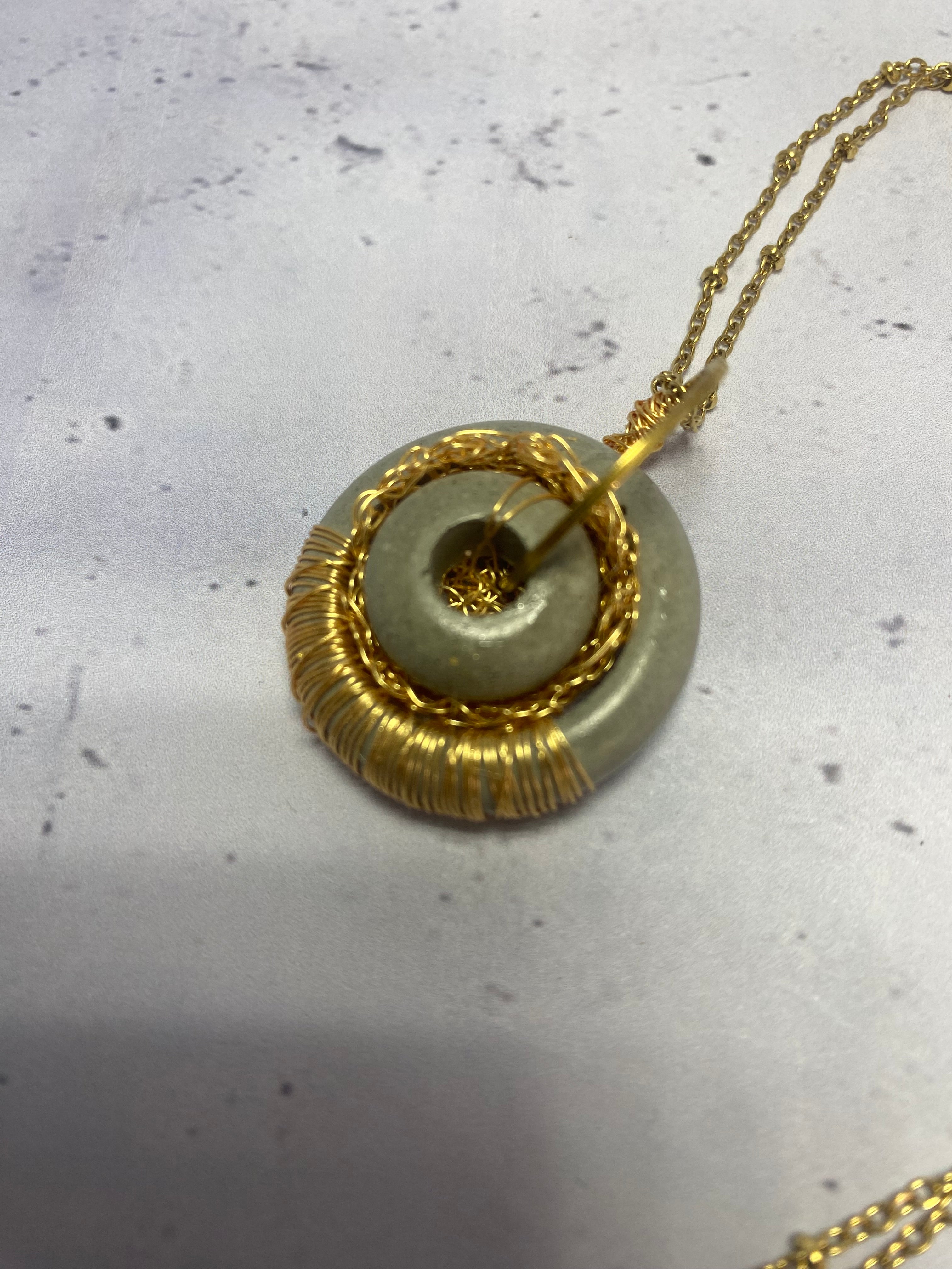 Collier Étreinte Dorée – Béton & Fil Métalique