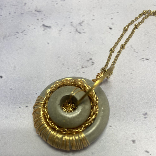 Collier Étreinte Dorée – Béton & Fil Métalique Une Lueur de Bonheur