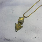 Collier Triangle Solaire – Béton & Acier