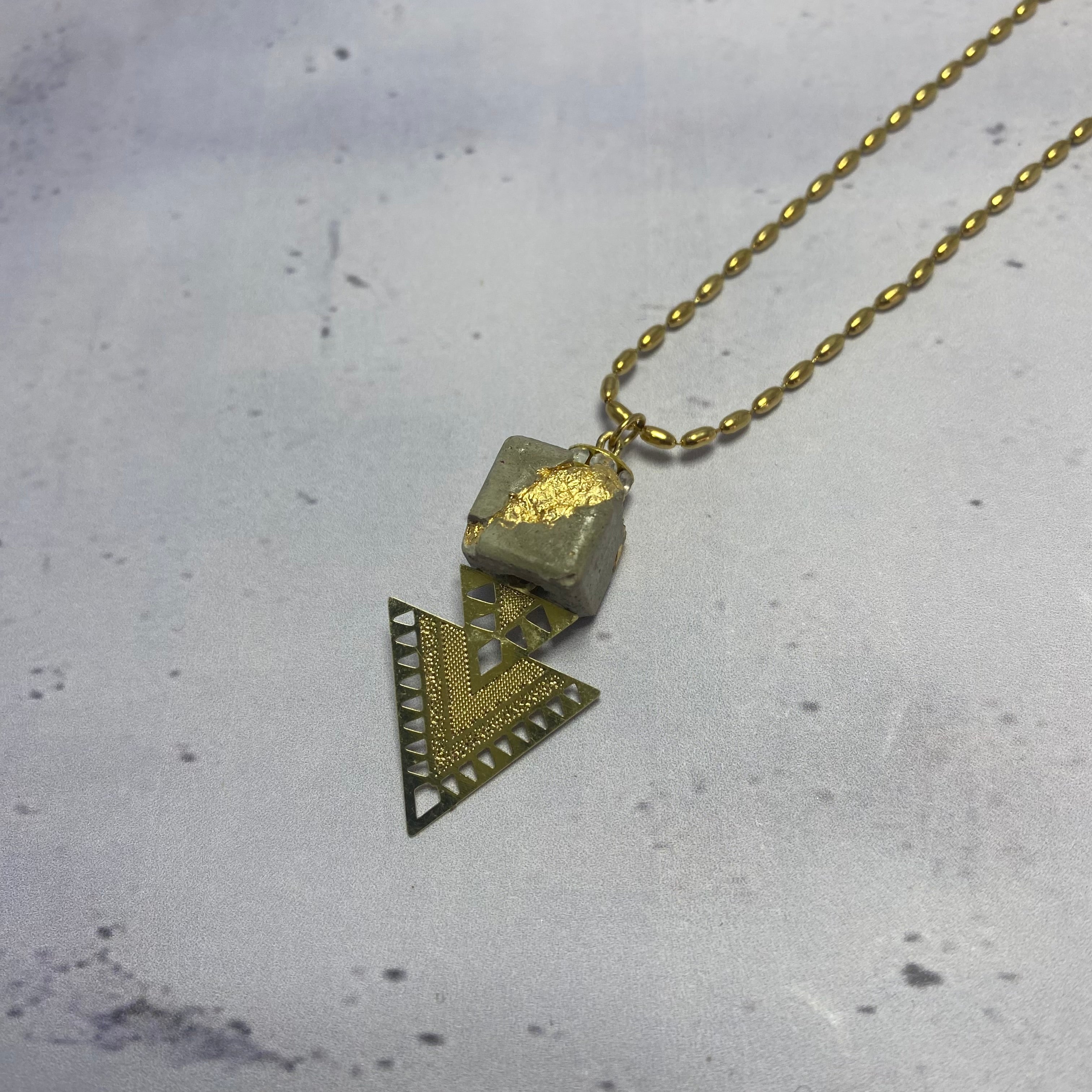 Collier Triangle Solaire – Béton & Acier