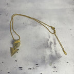 Collier Triangle Solaire – Béton & Acier