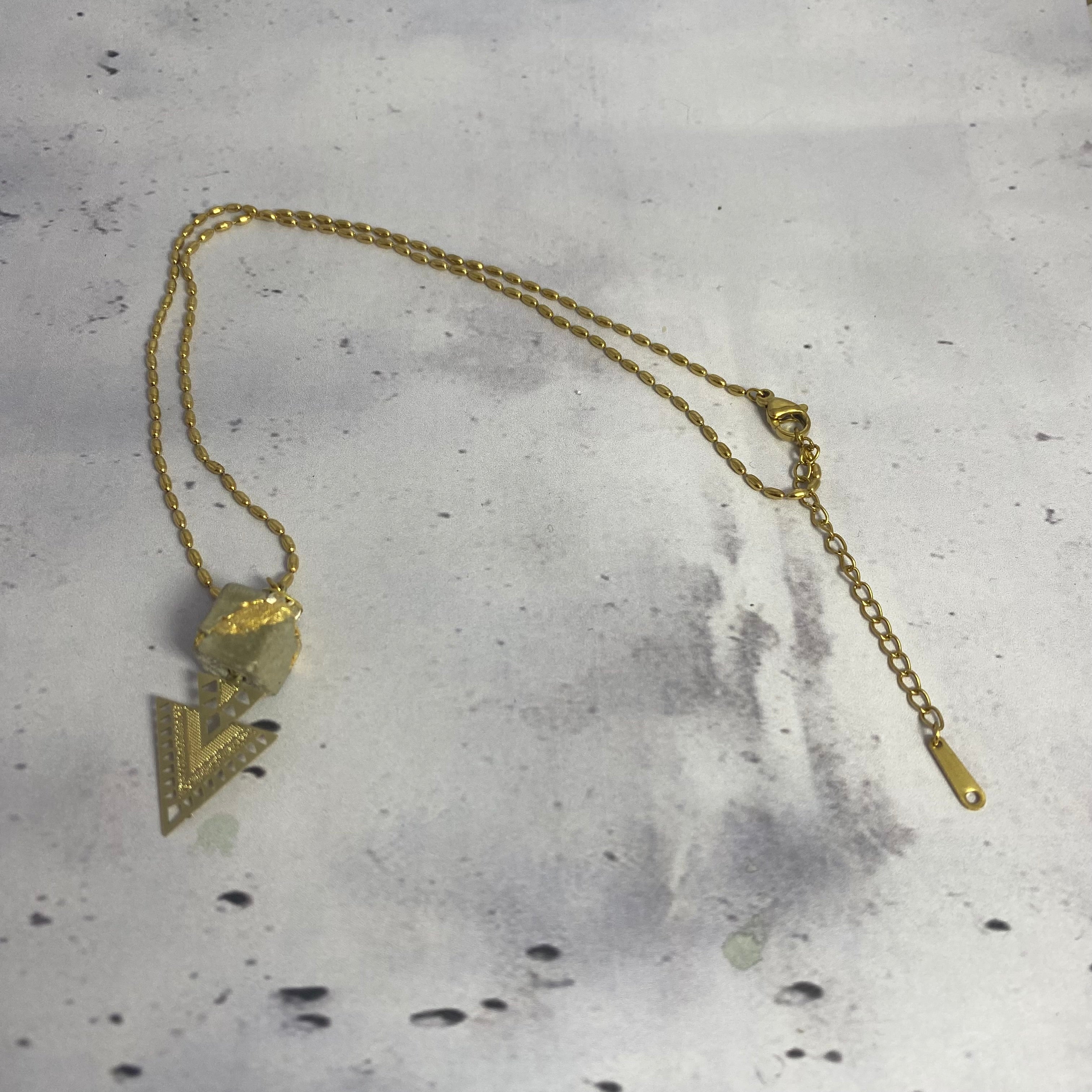 Collier Triangle Solaire – Béton & Acier
