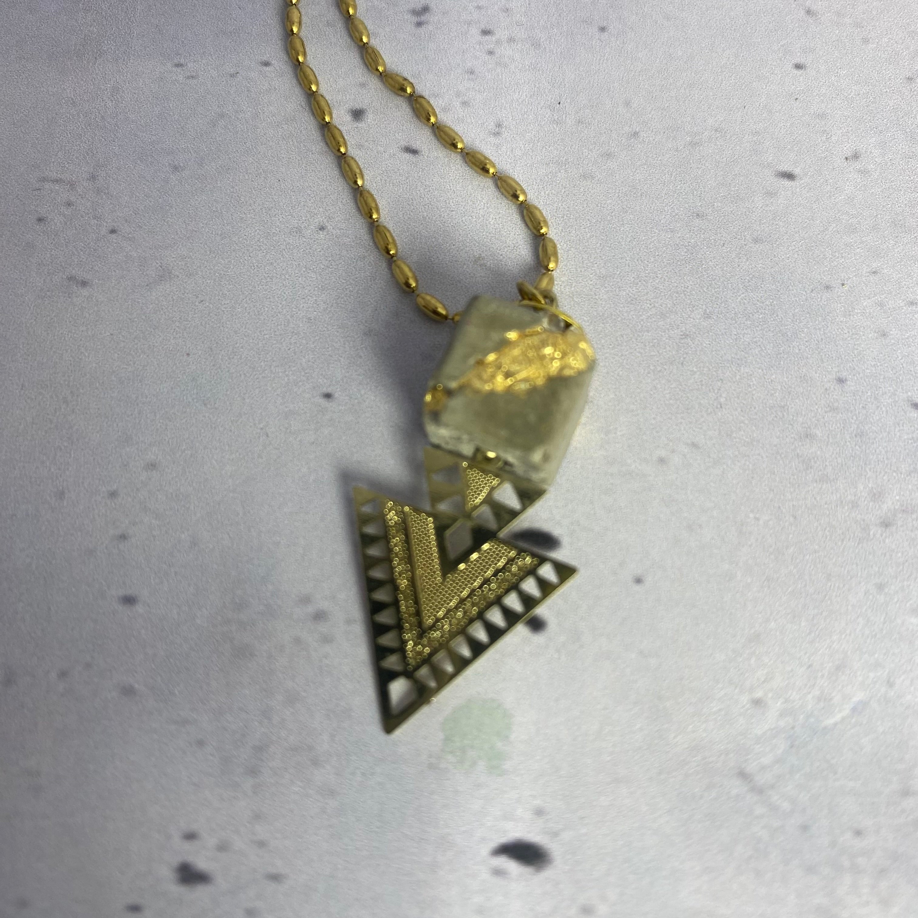 Collier Triangle Solaire – Béton & Acier