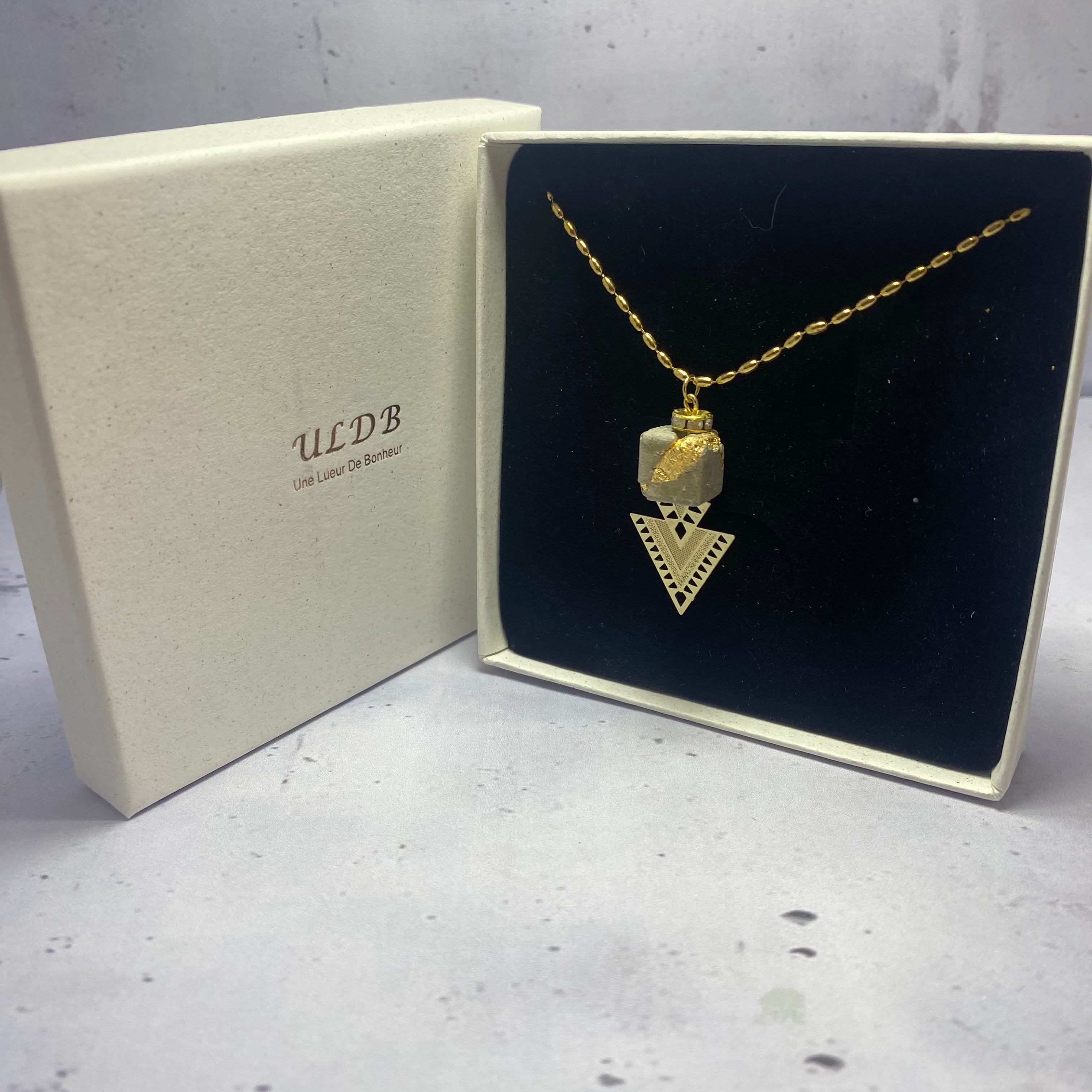 Collier Triangle Solaire – Béton & Acier