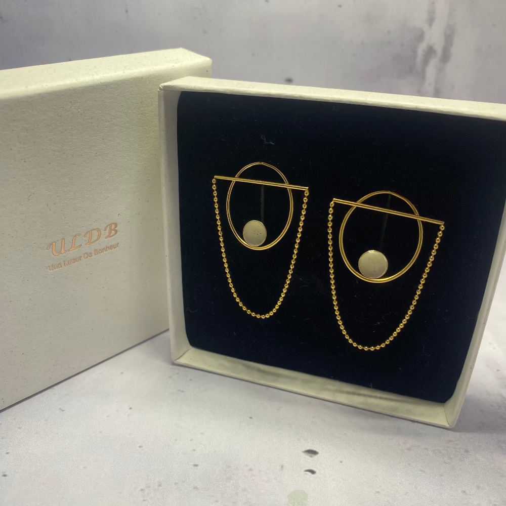 Boucles d’oreilles Lunea – Barre Dorée & Pastille Béton Une Lueur de Bonheur