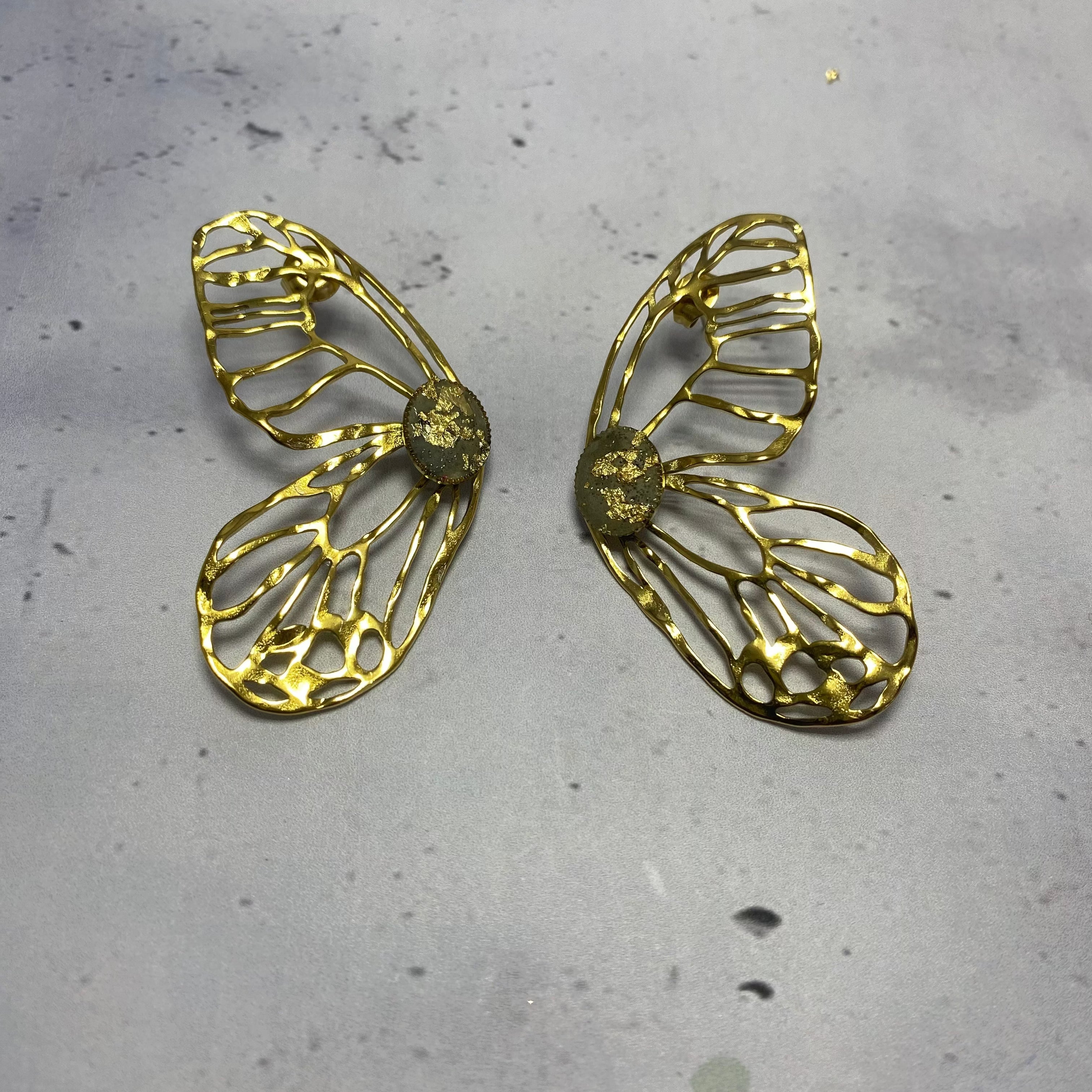 Boucles d’oreilles Papilia – Acier Doré & Béton Une Lueur de Bonheur