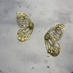 Boucles d’oreilles Papilia – Acier Doré & Béton Une Lueur de Bonheur