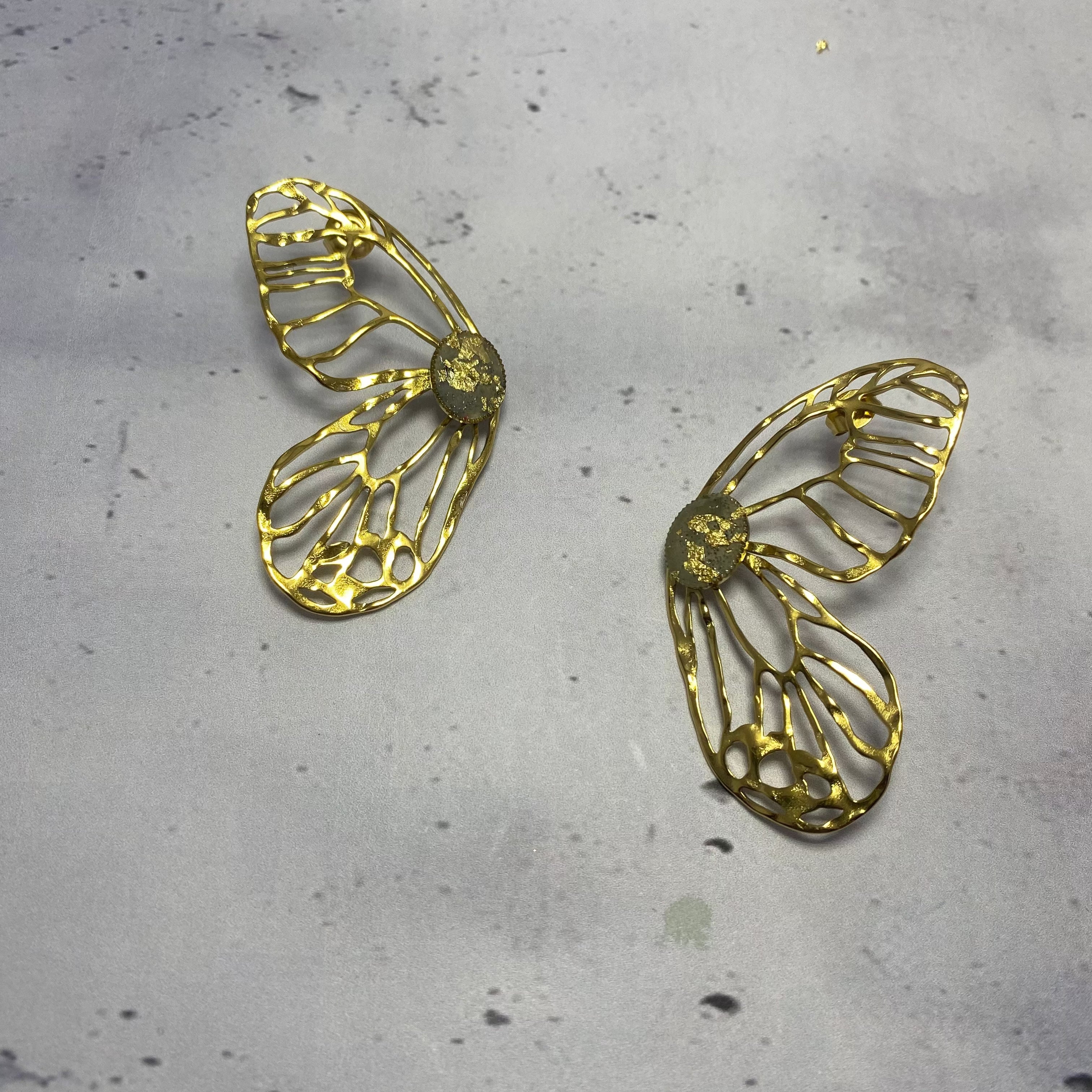 Boucles d’oreilles Papilia – Acier Doré & Béton Une Lueur de Bonheur