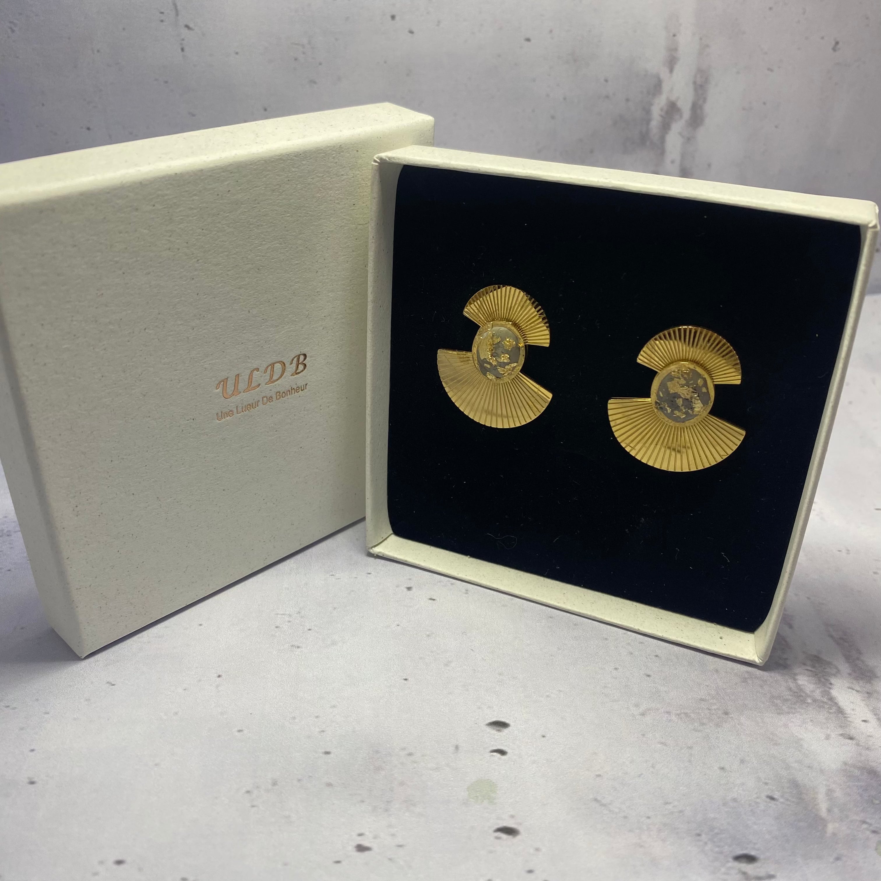 Boucles d’oreilles Auria – Acier Doré & Béton Feuilleté Une Lueur de Bonheur