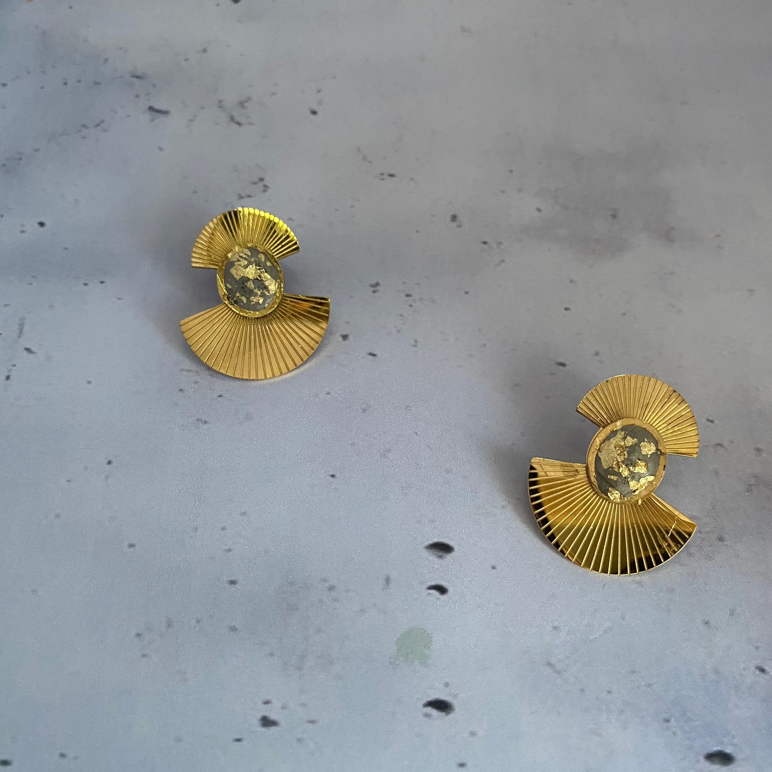 Boucles d’oreilles Auria – Acier Doré & Béton Feuilleté Une Lueur de Bonheur