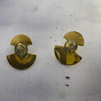 Boucles d’oreilles Auria – Acier Doré & Béton Feuilleté Une Lueur de Bonheur