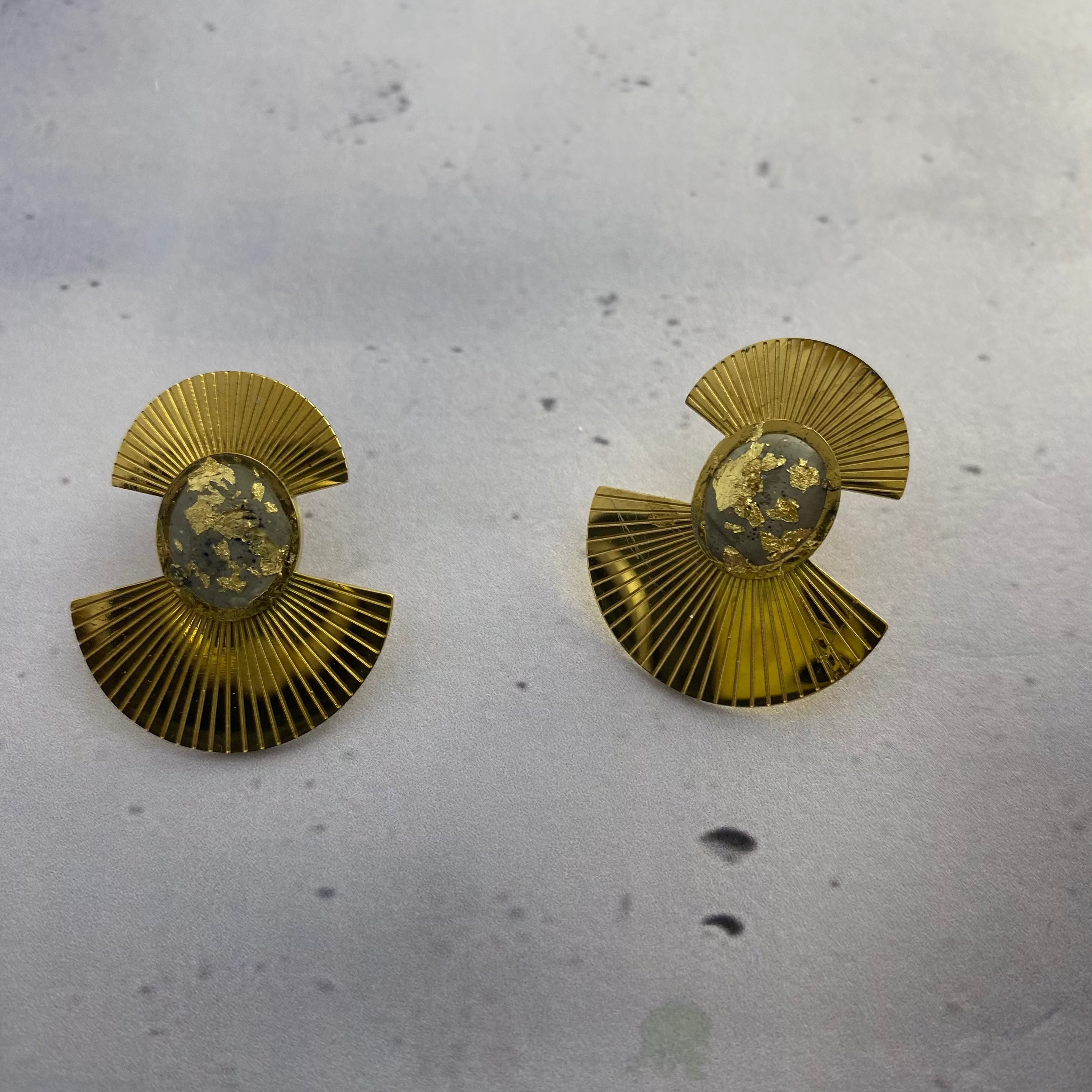 Boucles d’oreilles Auria – Acier Doré & Béton Feuilleté Une Lueur de Bonheur