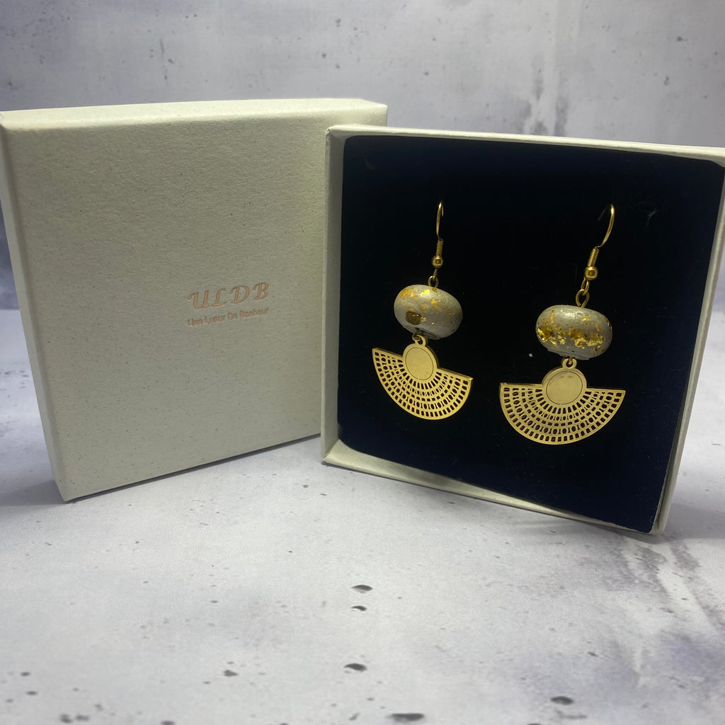 Boucles Nefertari – Béton & Doré Une Lueur de Bonheur