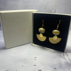 Boucles Nefertari – Béton & Doré Une Lueur de Bonheur