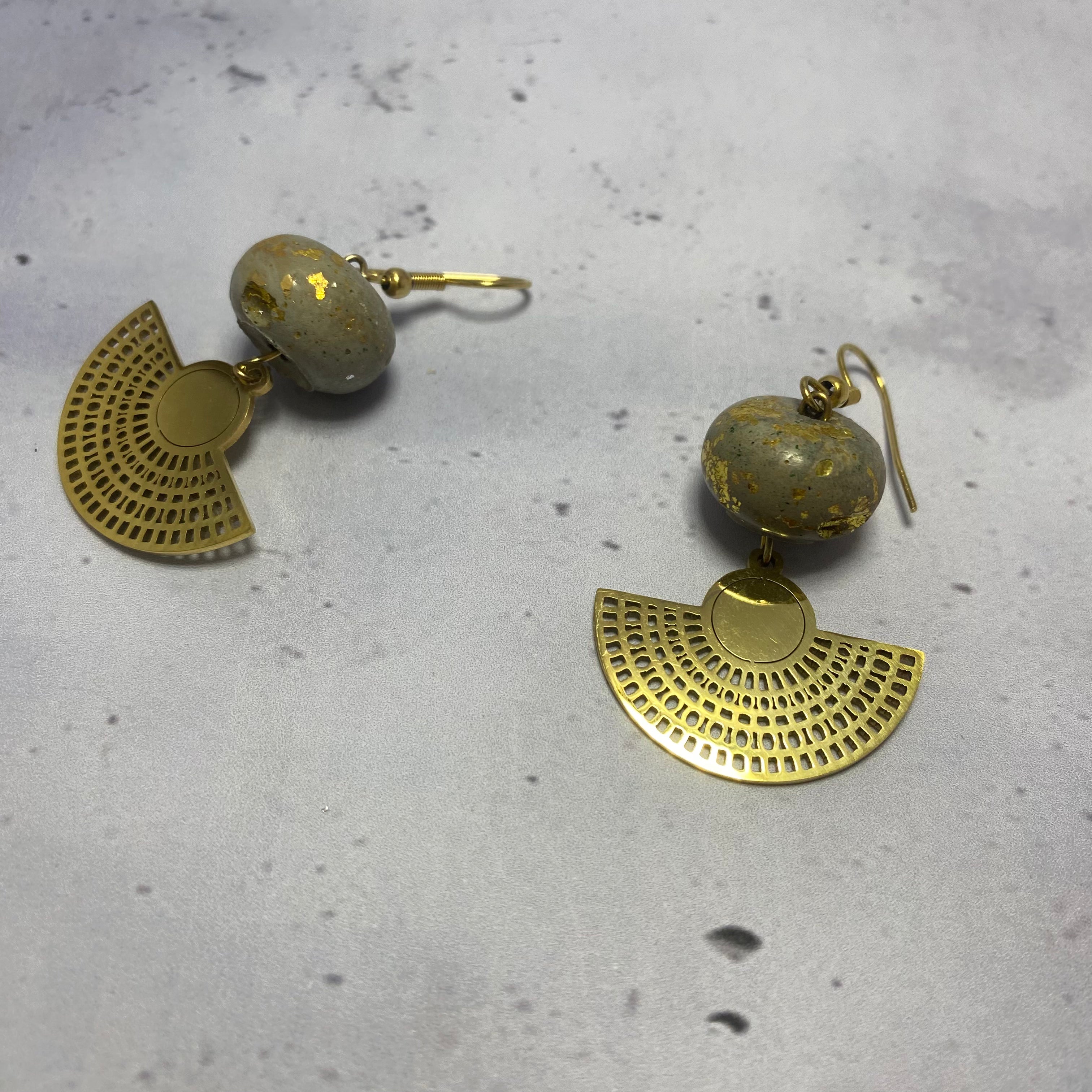 Boucles Nefertari – Béton & Doré Une Lueur de Bonheur