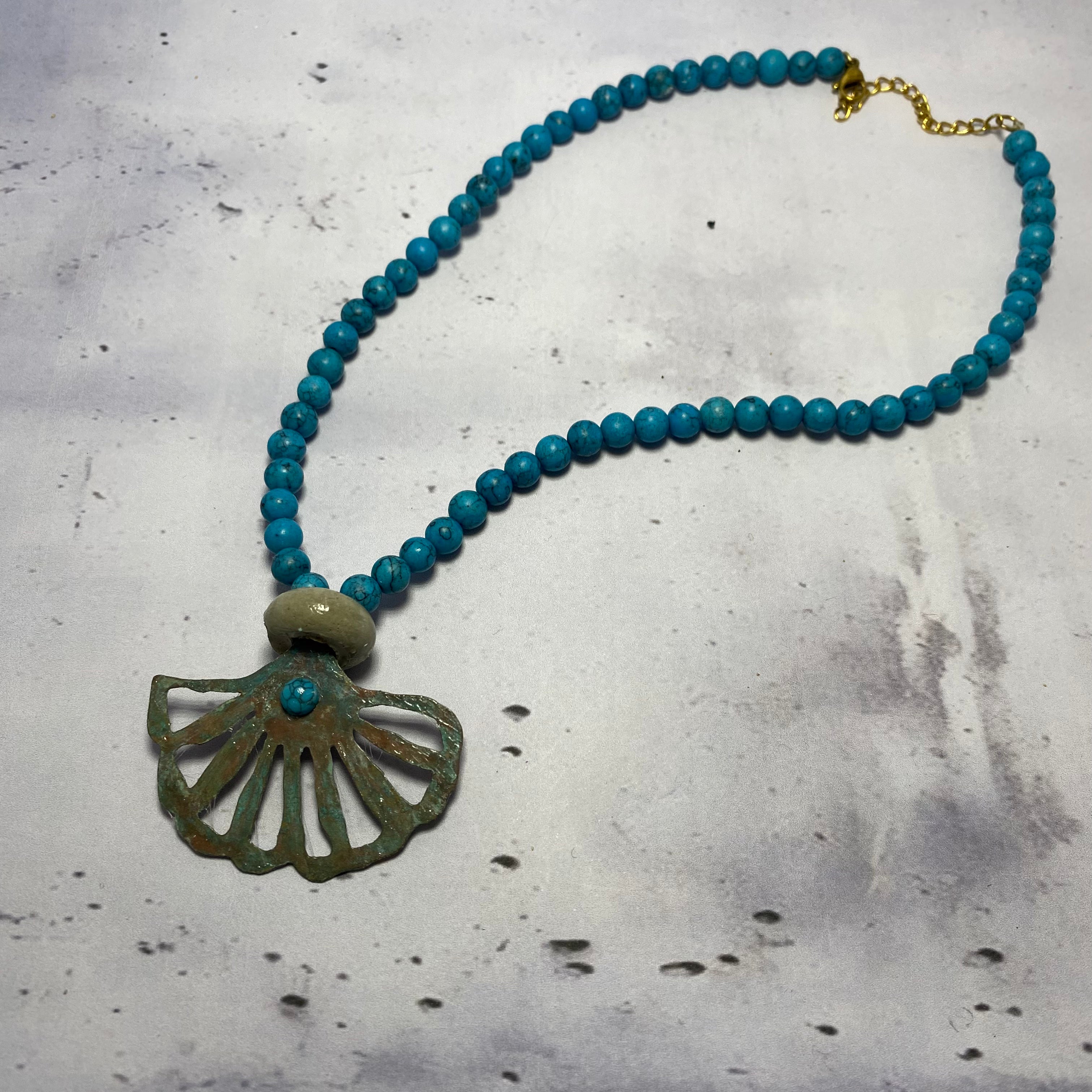Collier Sirena – Béton, Bleu & Laiton Oxydé Une Lueur de Bonheur
