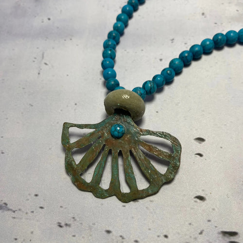 Collier Sirena – Béton, Bleu & Laiton Oxydé Une Lueur de Bonheur