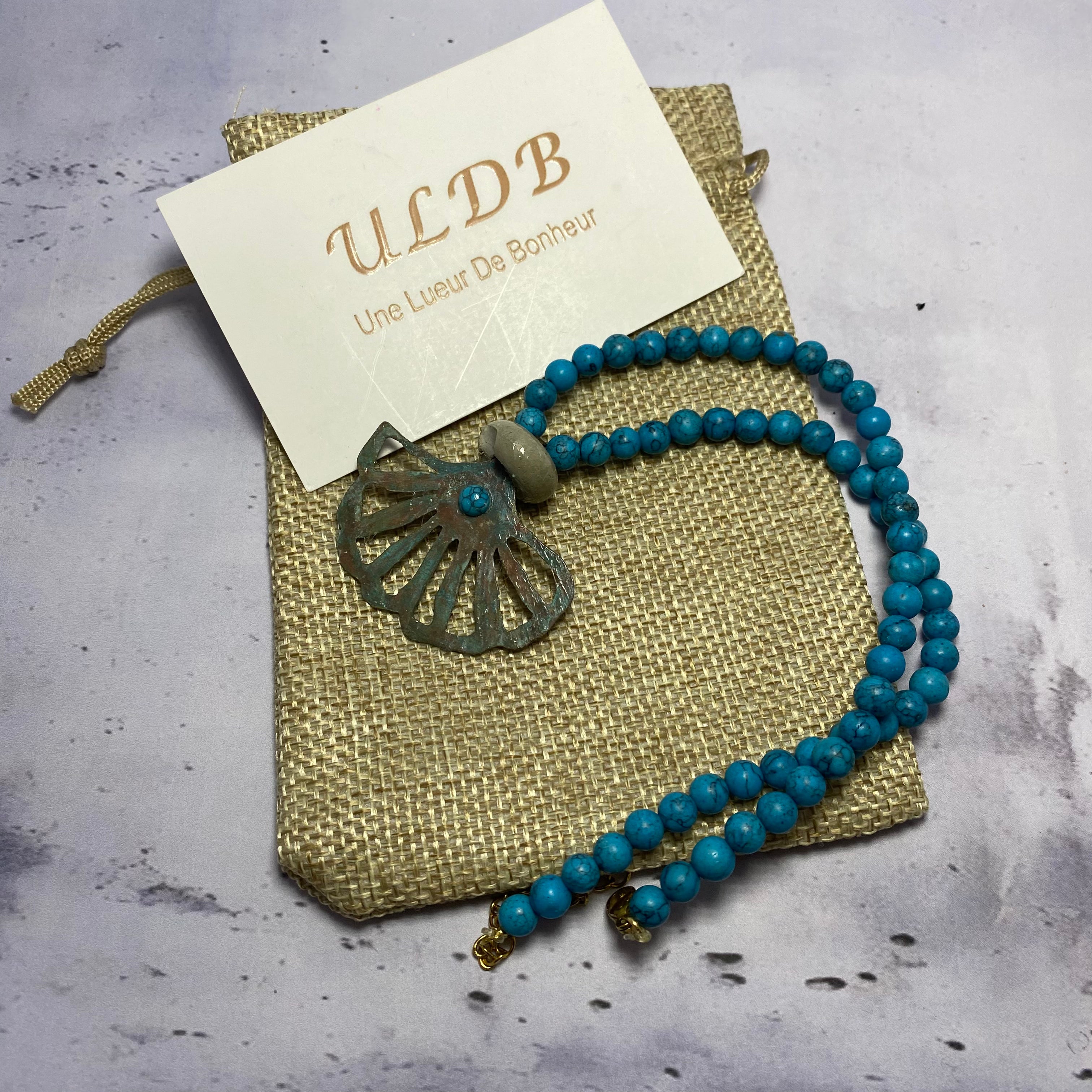Collier Sirena – Béton, Bleu & Laiton Oxydé Une Lueur de Bonheur