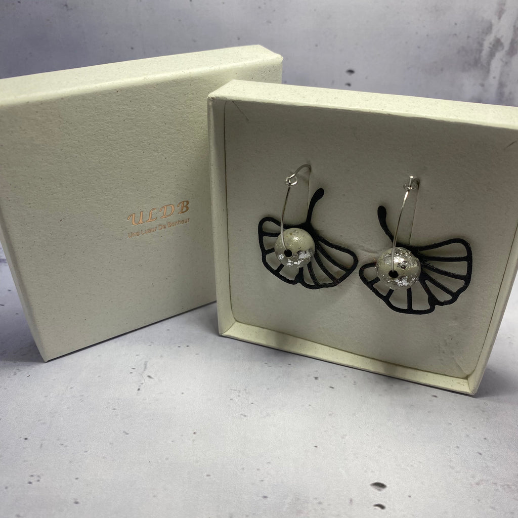 Boucles Nymphaea – Béton & Laiton Oxydé Une Lueur de Bonheur