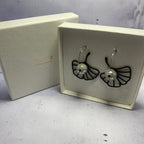 Boucles Nymphaea – Béton & Laiton Oxydé Une Lueur de Bonheur