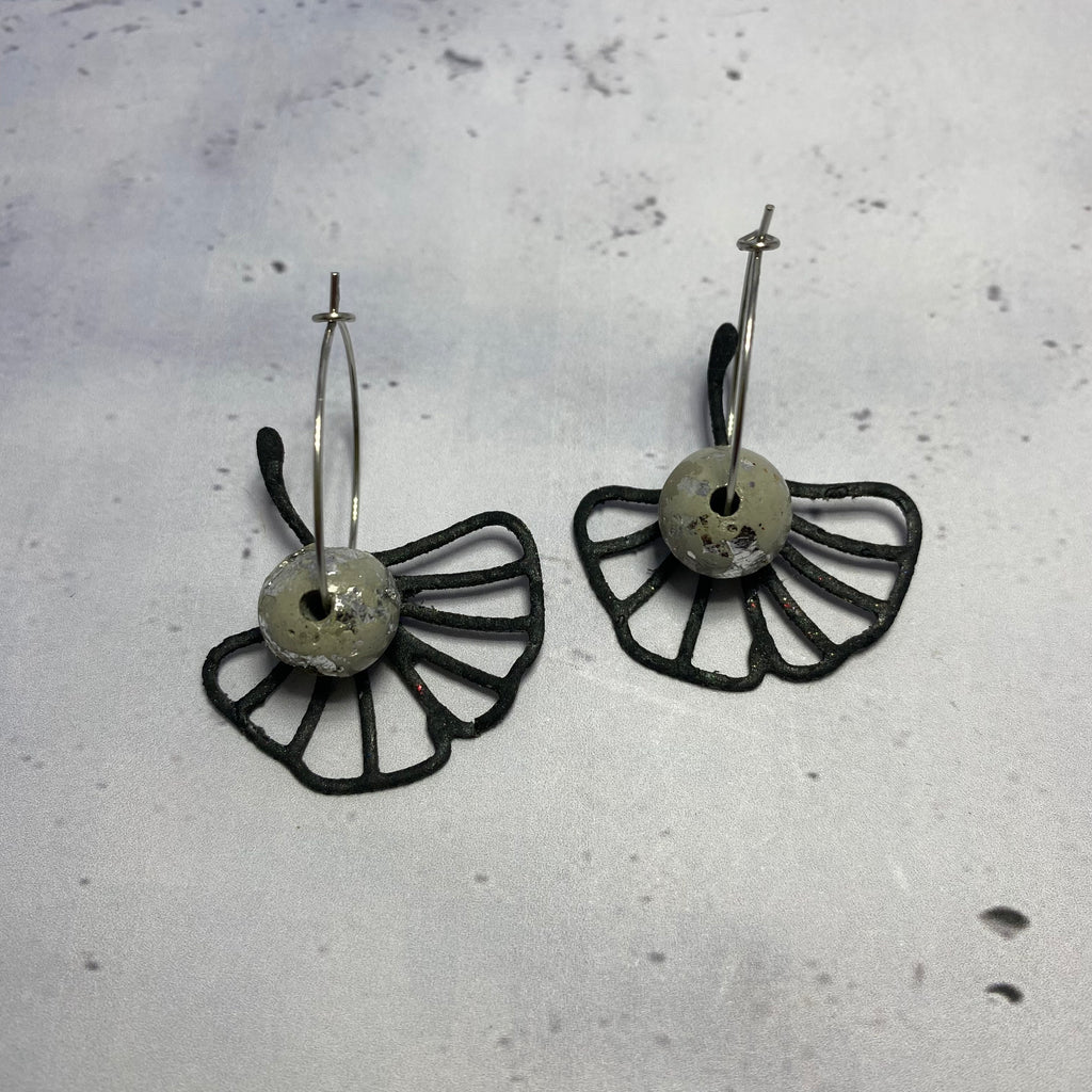 Boucles Nymphaea – Béton & Laiton Oxydé Une Lueur de Bonheur