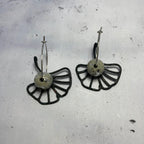 Boucles Nymphaea – Béton & Laiton Oxydé Une Lueur de Bonheur