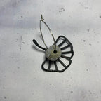 Boucles Nymphaea – Béton & Laiton Oxydé Une Lueur de Bonheur