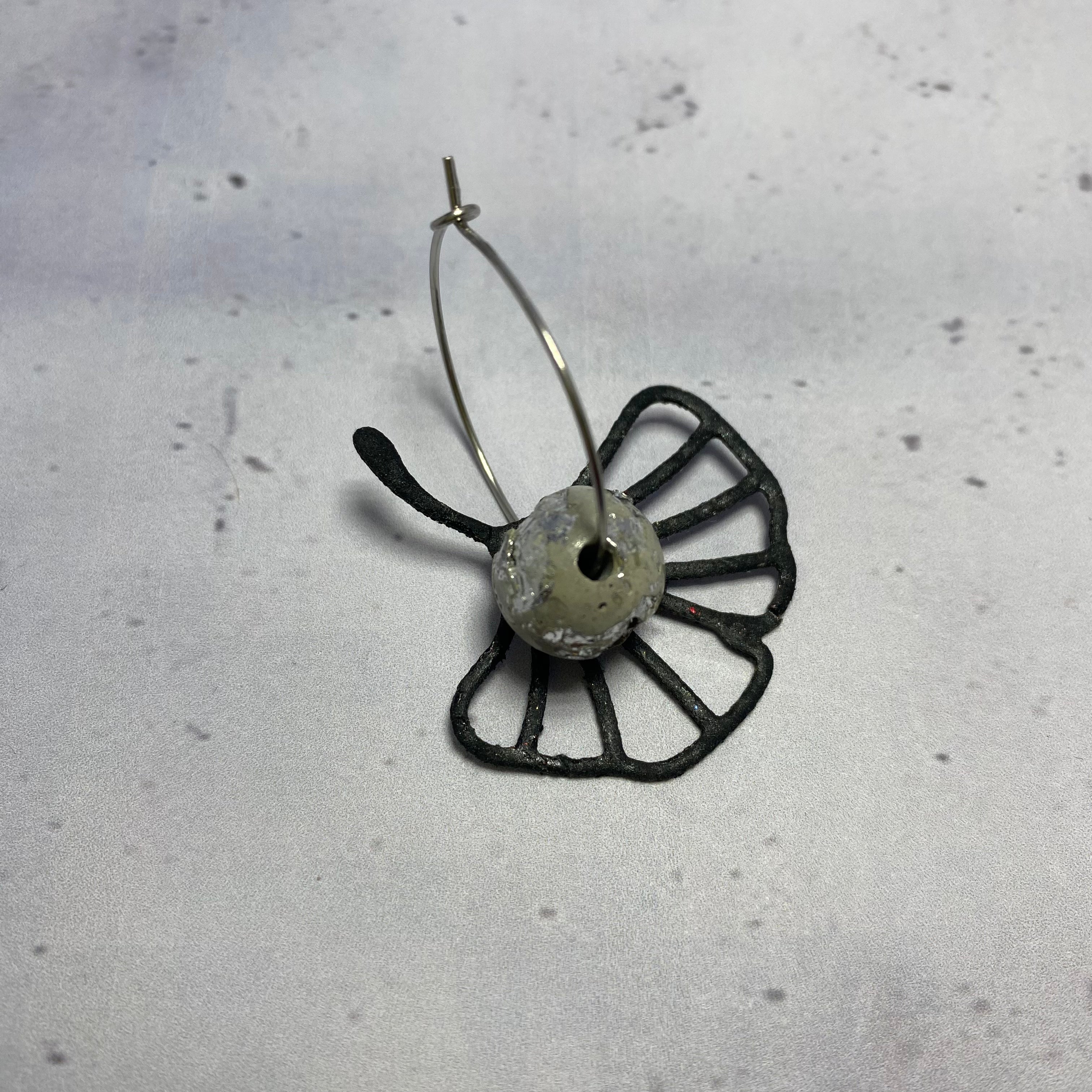 Boucles Nymphaea – Béton & Laiton Oxydé Une Lueur de Bonheur