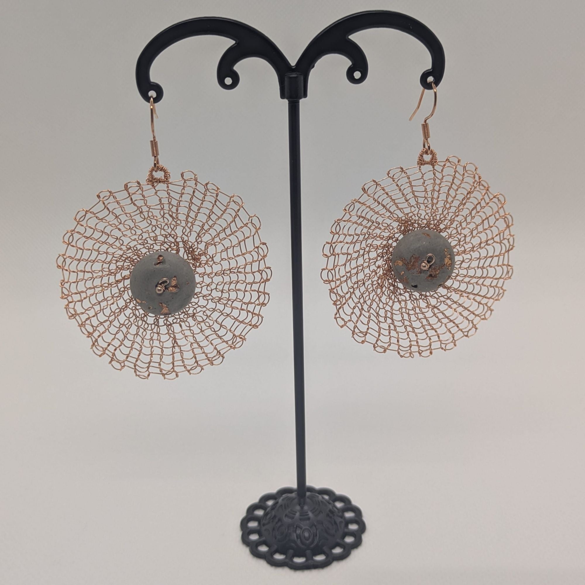 Boucles d’oreilles Dentelia Cuivre – Dentelle métallique & béton Une Lueur de Bonheur