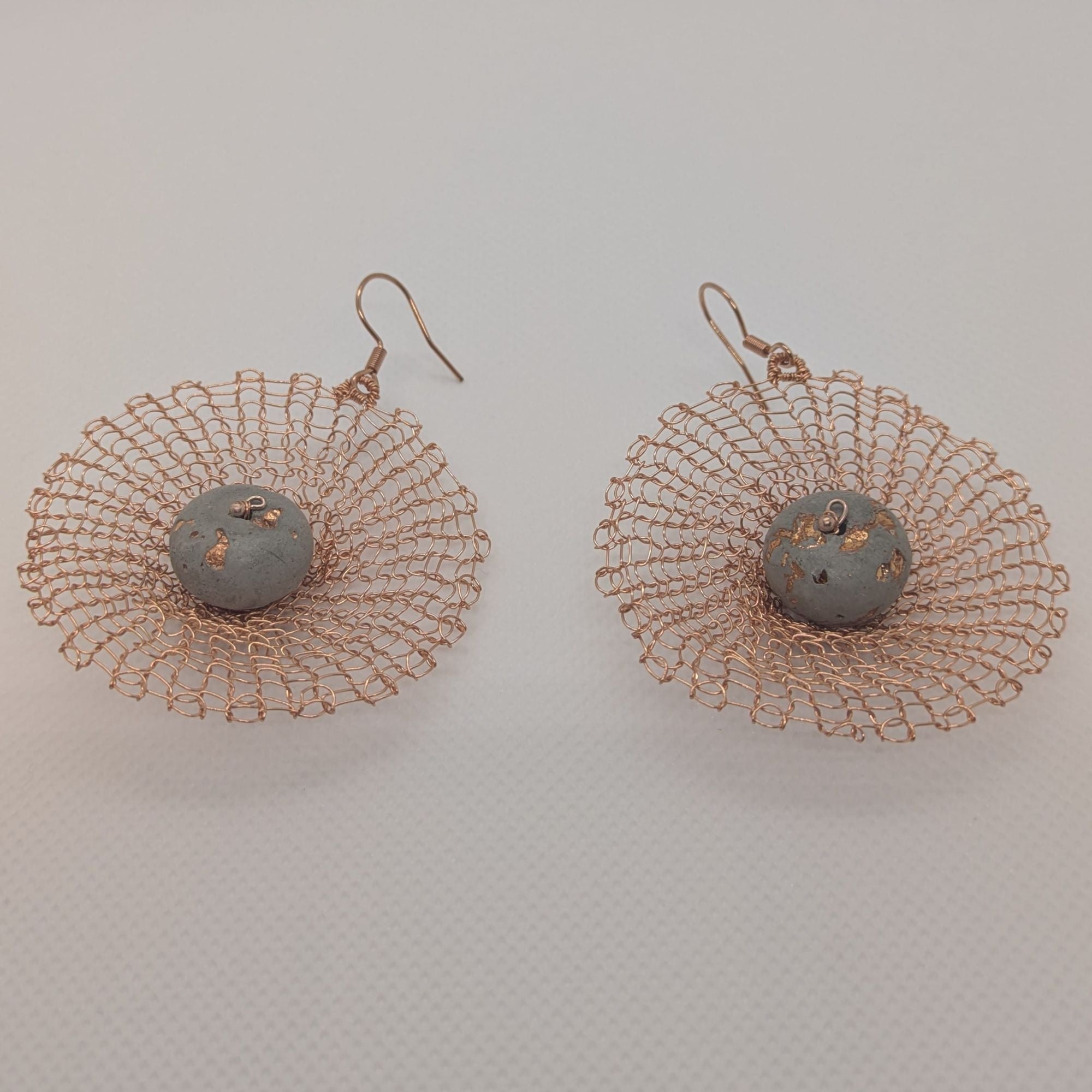 Boucles d’oreilles Dentelia Cuivre – Dentelle métallique & béton Une Lueur de Bonheur