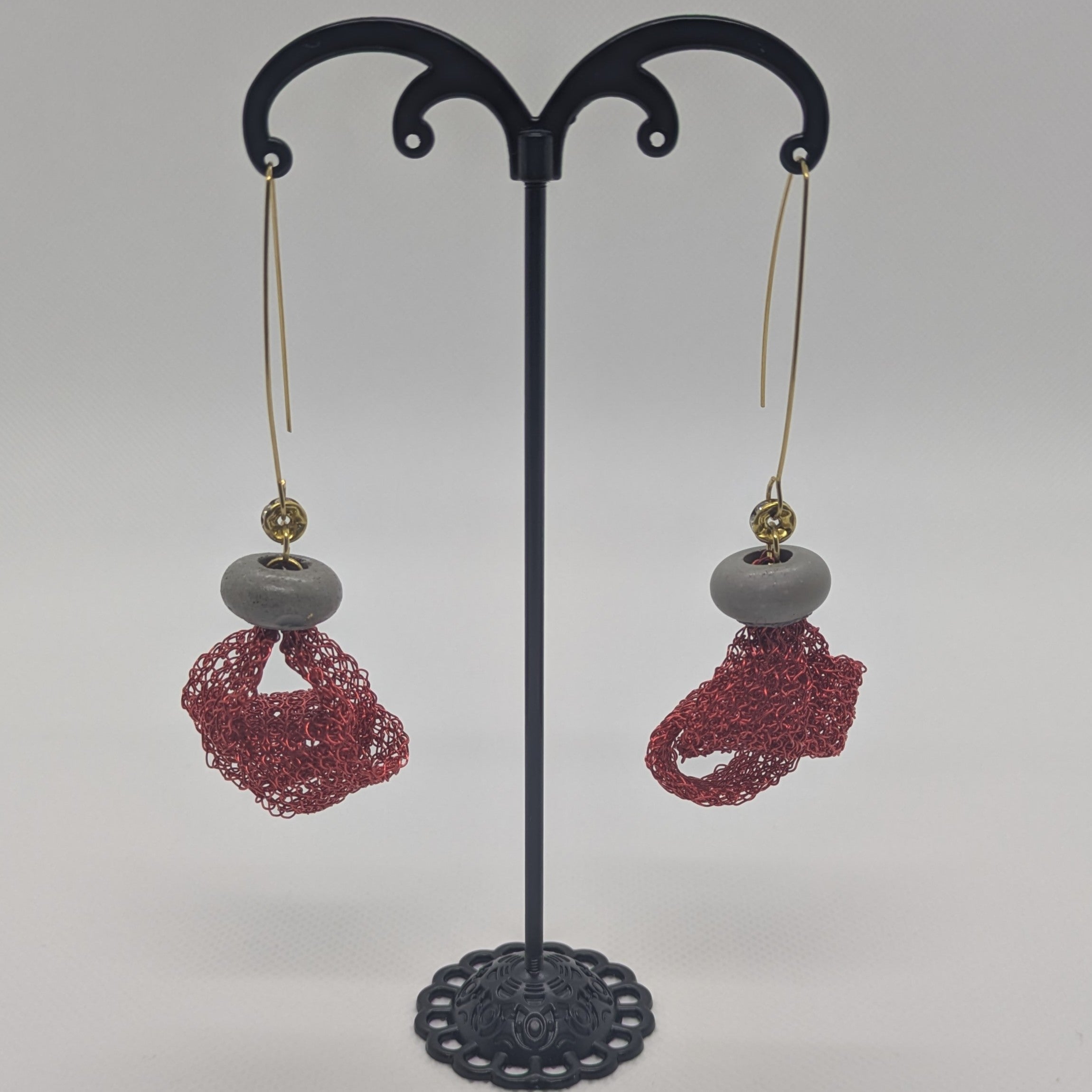 Boucles d’oreilles Cabaret – Béton et fil de fer rouge tissé Une Lueur de Bonheur