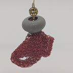 Boucles d’oreilles Cabaret – Béton et fil de fer rouge tissé Une Lueur de Bonheur