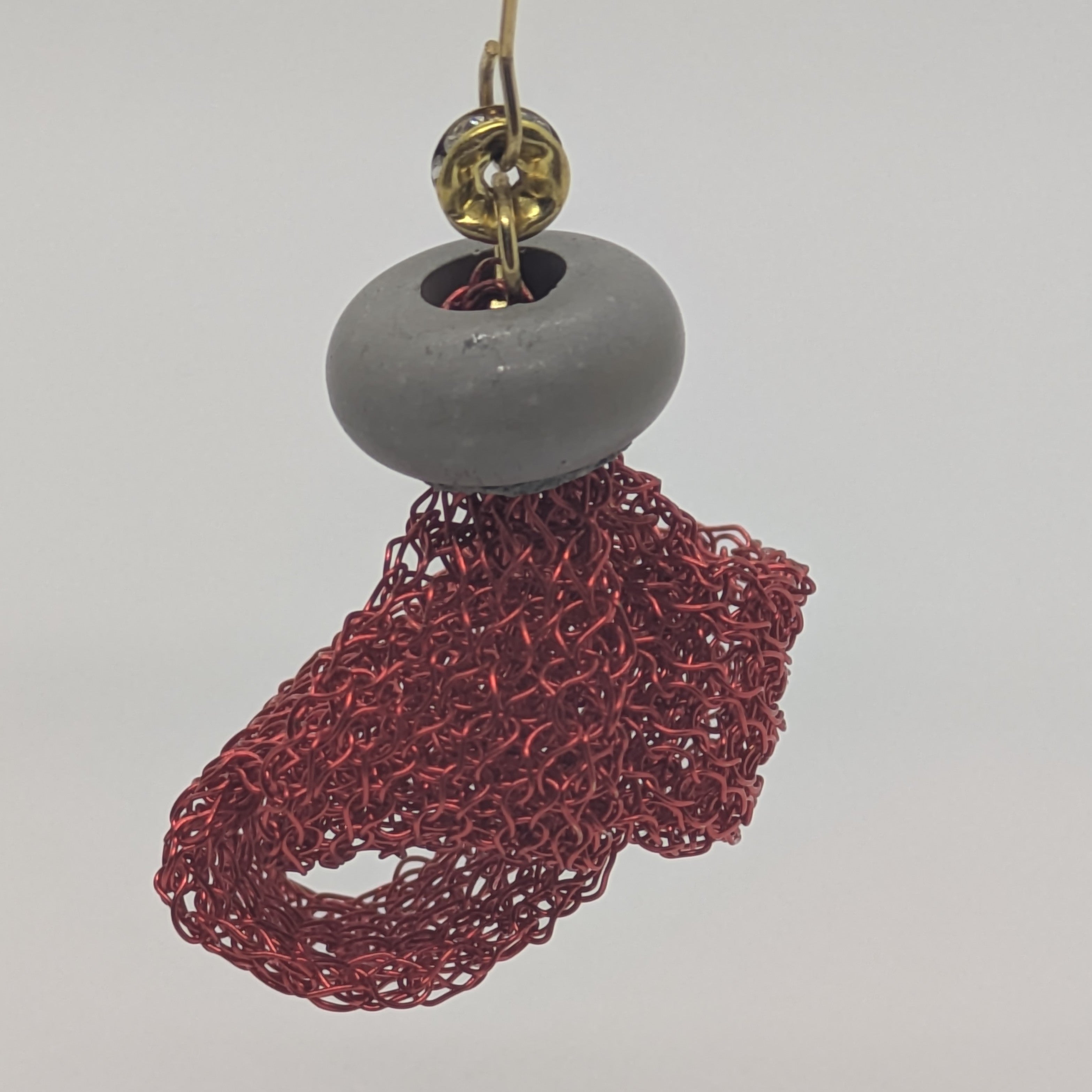 Boucles d’oreilles Cabaret – Béton et fil de fer rouge tissé Une Lueur de Bonheur